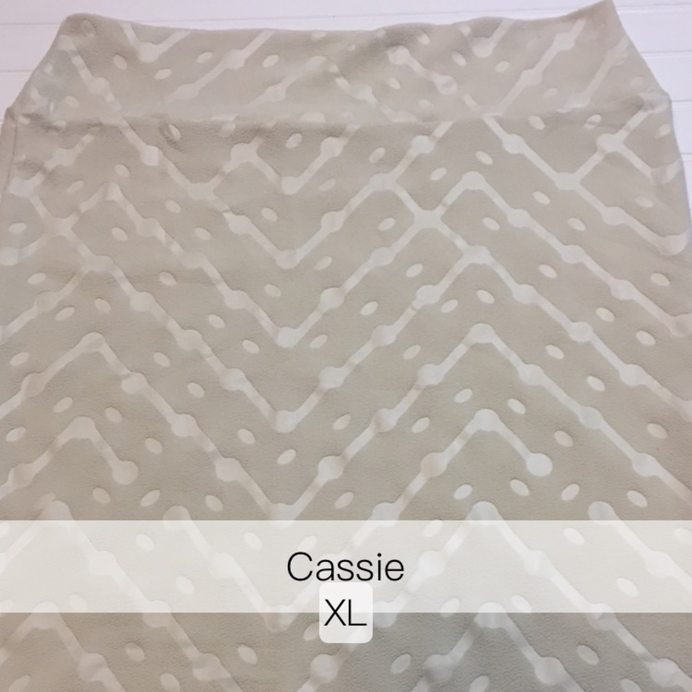 Lularoe Cream Cassie xl
